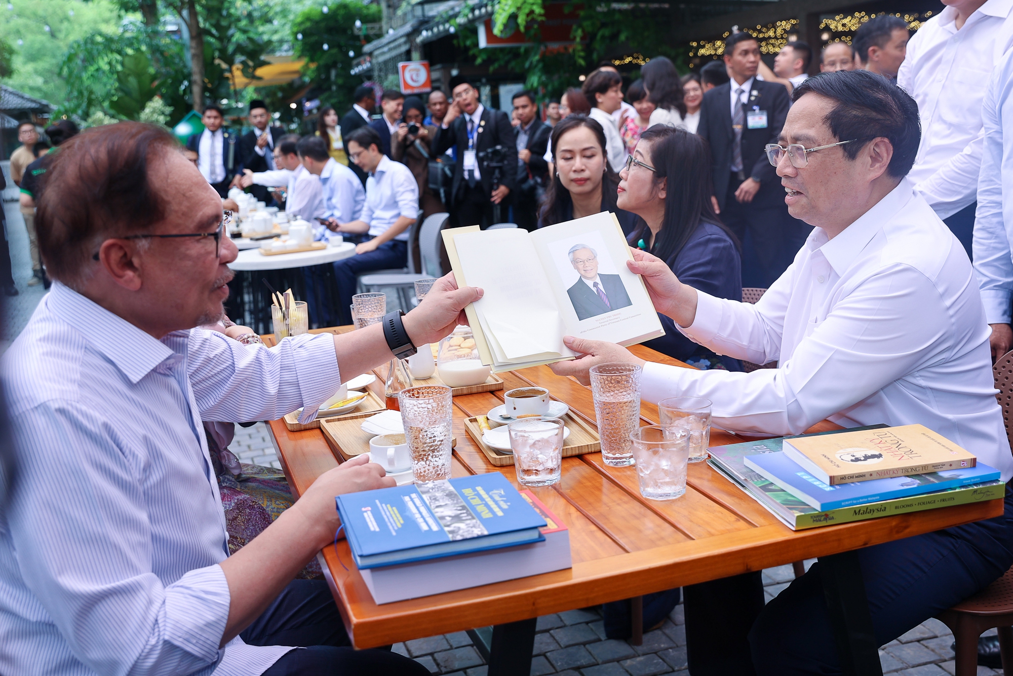 Thủ tướng Phạm Minh Chính cùng Thủ tướng Malaysia thăm Phố sách, thưởng thức cà phê - Ảnh 1.