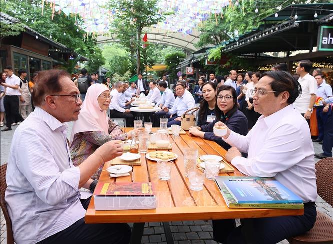 Thủ tướng Phạm Minh Chính cùng Thủ tướng Malaysia thăm Phố sách, thưởng thức cà phê - Ảnh 6.
