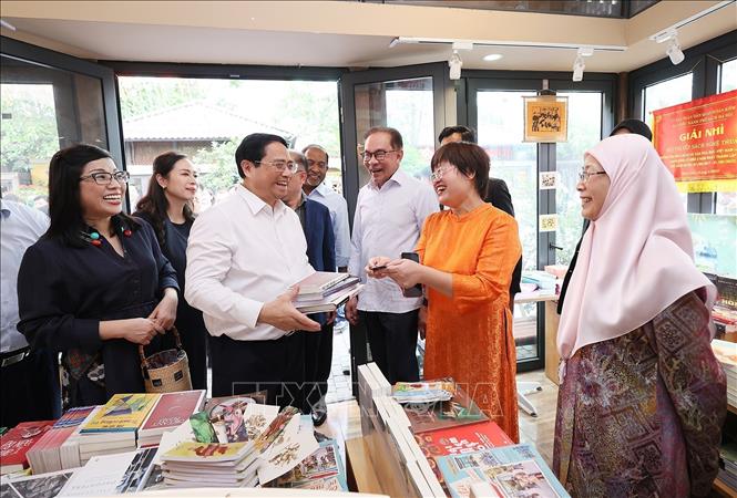 Thủ tướng Phạm Minh Chính cùng Thủ tướng Malaysia thăm Phố sách, thưởng thức cà phê - Ảnh 5.