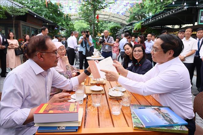 Thủ tướng Phạm Minh Chính cùng Thủ tướng Malaysia thăm Phố sách, thưởng thức cà phê - Ảnh 7.