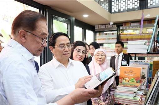Thủ tướng Phạm Minh Chính cùng Thủ tướng Malaysia thăm Phố sách, thưởng thức cà phê - Ảnh 3.