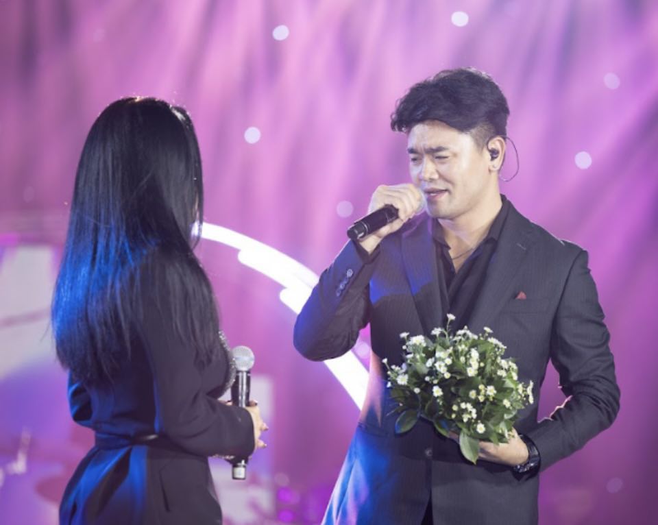 តារាចម្រៀង Dan Kim ជួបជុំជាមួយ Bang Kieu នៅលើឆាកតន្ត្រីស្រុកកំណើត - រូបថត ២. Ca sĩ Đan Kim hội ngộ Bằng Kiều trên sân khấu quê nhà - Ảnh 2.