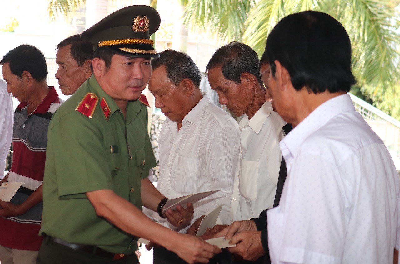 Lãnh đạo Cần Thơ, Hậu Giang và thiếu tướng Đinh Văn Nơi trao quà cho người có công - Ảnh 4.