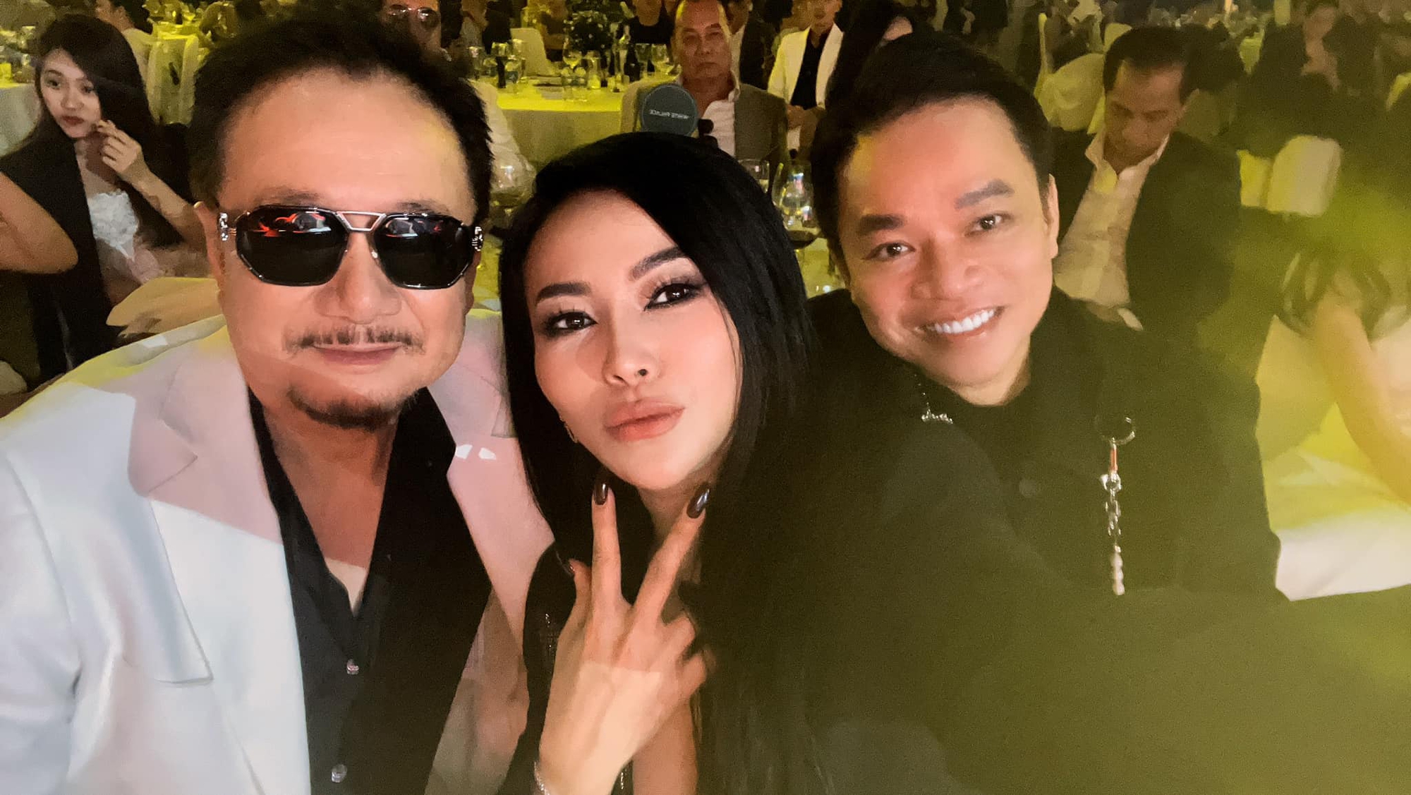 តារាចម្រៀង Dan Kim ជួបជុំគ្នាជាមួយ Bang Kieu នៅលើឆាកនៅស្រុកកំណើត - រូបថត ៥. Ca sĩ Đan Kim hội ngộ Bằng Kiều trên sân khấu quê nhà - Ảnh 5.