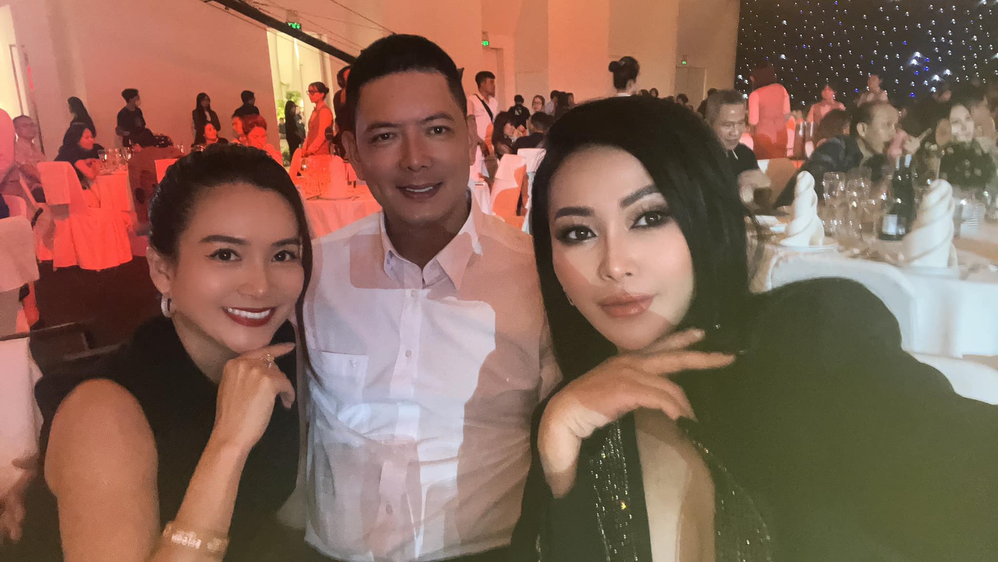 តារាចម្រៀង Dan Kim ជួបជុំគ្នាជាមួយ Bang Kieu នៅលើឆាកនៅស្រុកកំណើត - រូបថត ៤. Ca sĩ Đan Kim hội ngộ Bằng Kiều trên sân khấu quê nhà - Ảnh 4.