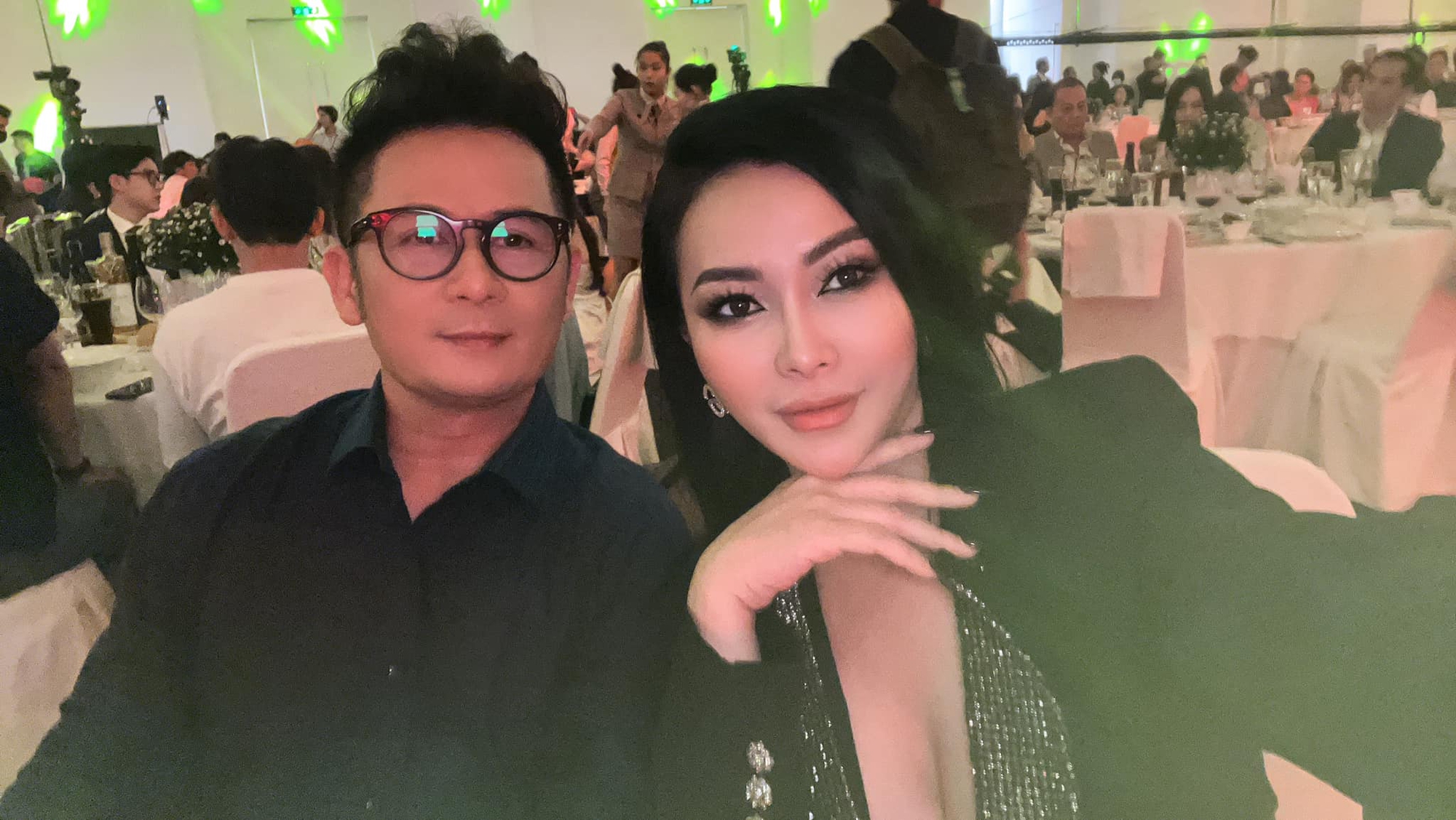 តារាចម្រៀង Dan Kim ជួបជុំជាមួយ Bang Kieu នៅលើឆាកតន្ត្រីស្រុកកំណើត - រូបថត ១. Ca sĩ Đan Kim hội ngộ Bằng Kiều trên sân khấu quê nhà - Ảnh 1.