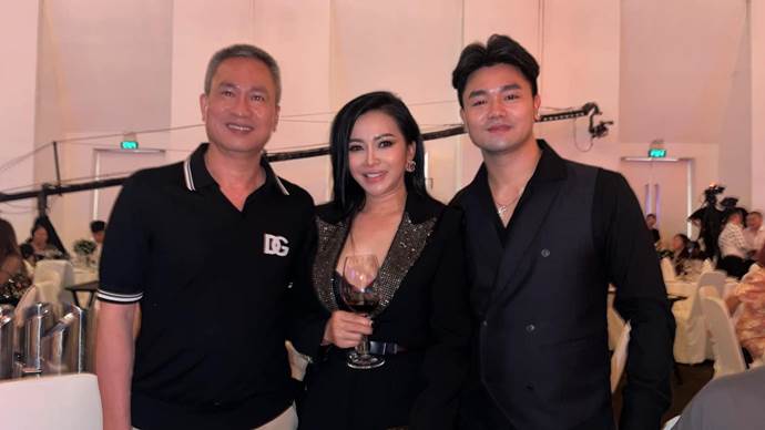 តារាចម្រៀង Dan Kim ជួបជុំគ្នាជាមួយ Bang Kieu នៅលើឆាកតន្ត្រីនៅស្រុកកំណើត - រូបថត ៣. Ca sĩ Đan Kim hội ngộ Bằng Kiều trên sân khấu quê nhà - Ảnh 3.