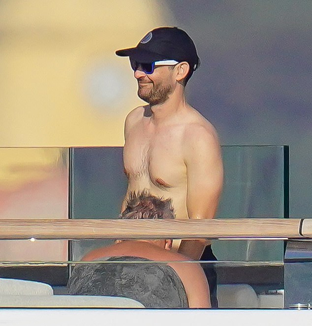 Leonardo DiCaprio và Tobey Maguire “du hí” bên dàn mỹ nhân bikini - Ảnh 6.