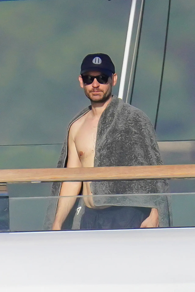 Leonardo DiCaprio và Tobey Maguire “du hí” bên dàn mỹ nhân bikini - Ảnh 2.