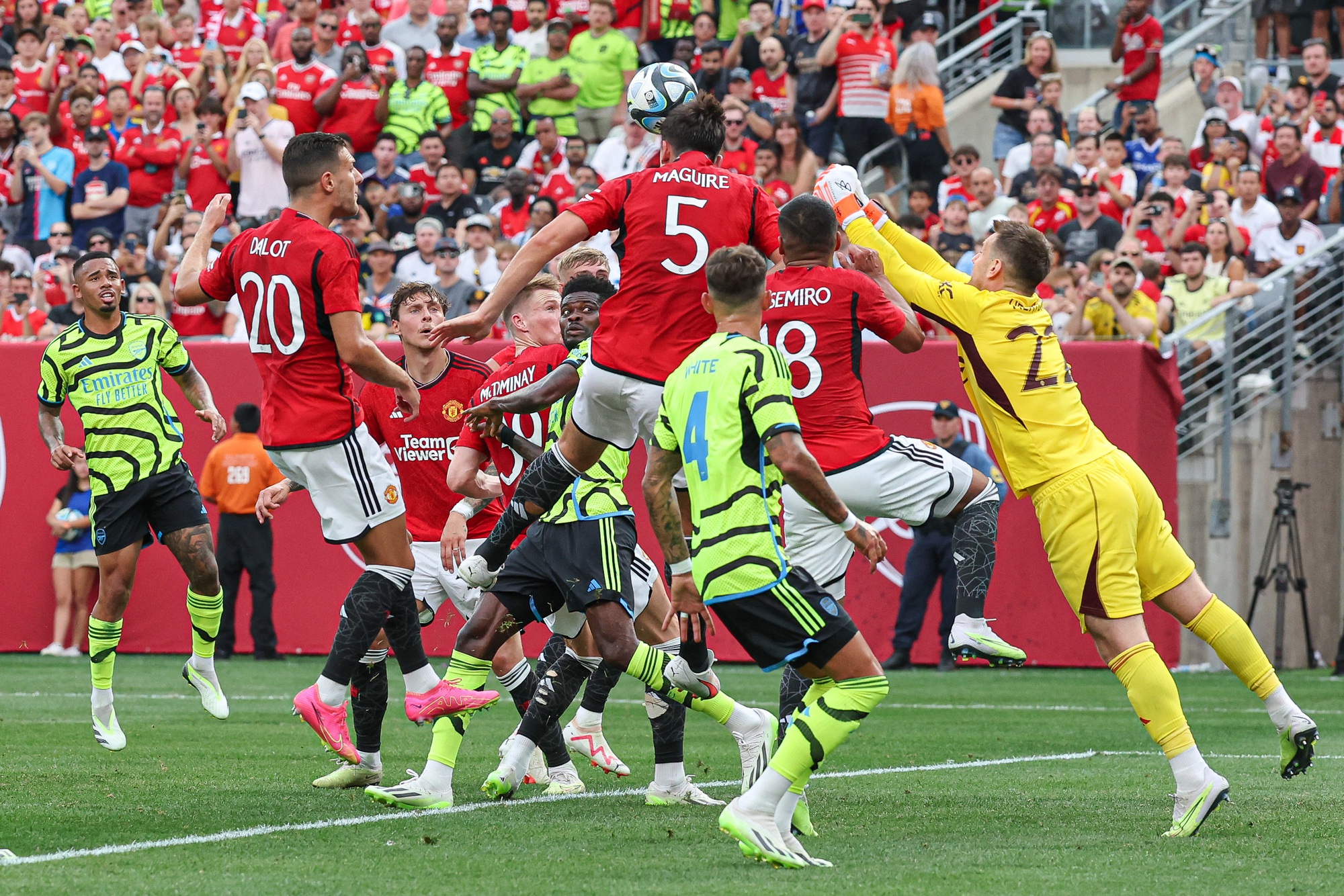 Arsenal gục ngã trước Man United tại sân MetLife 80.000 khán giả  - Ảnh 7.