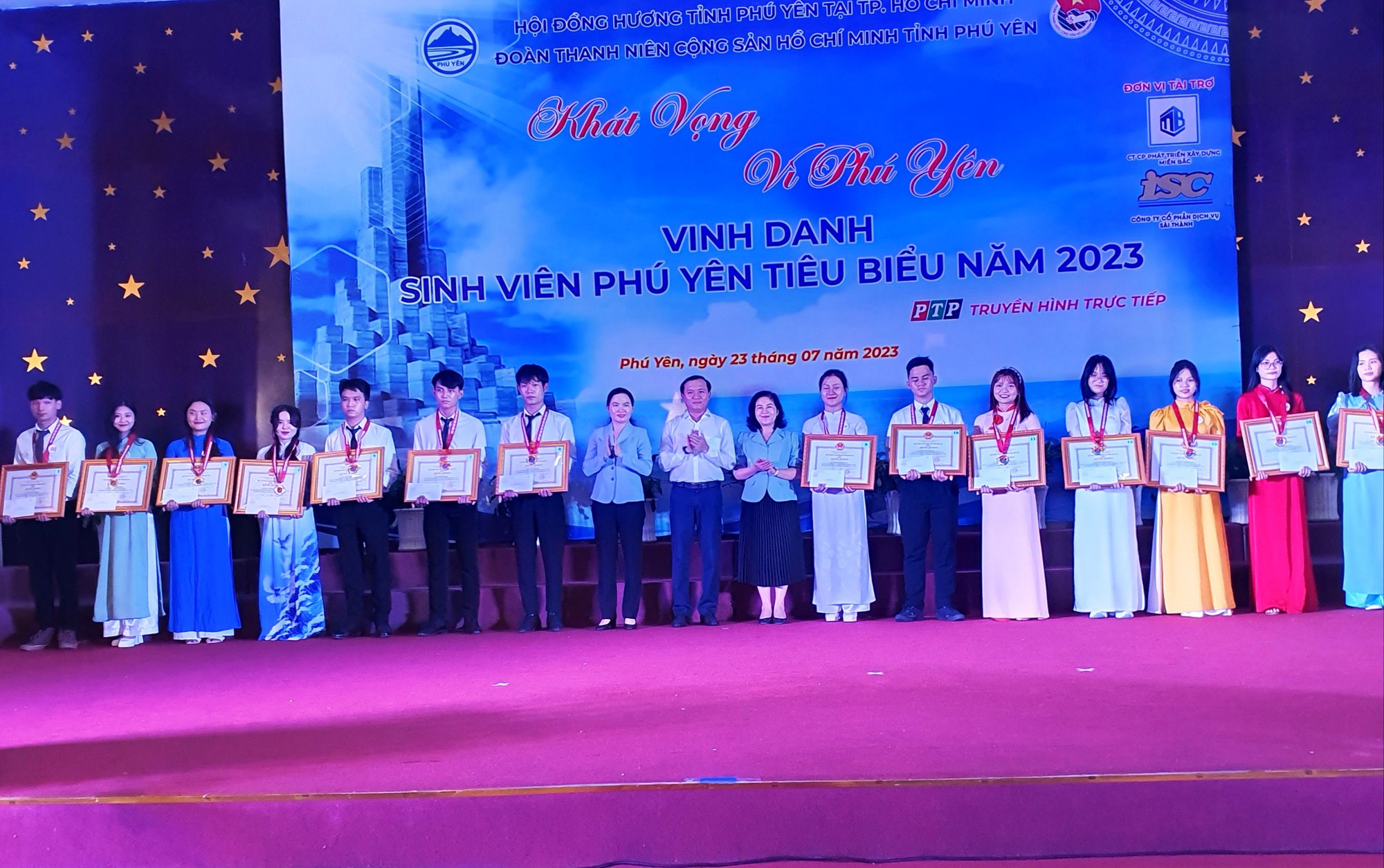 Vinh danh 417 sinh viên Phú Yên xuất sắc năm 2023 - Ảnh 7.