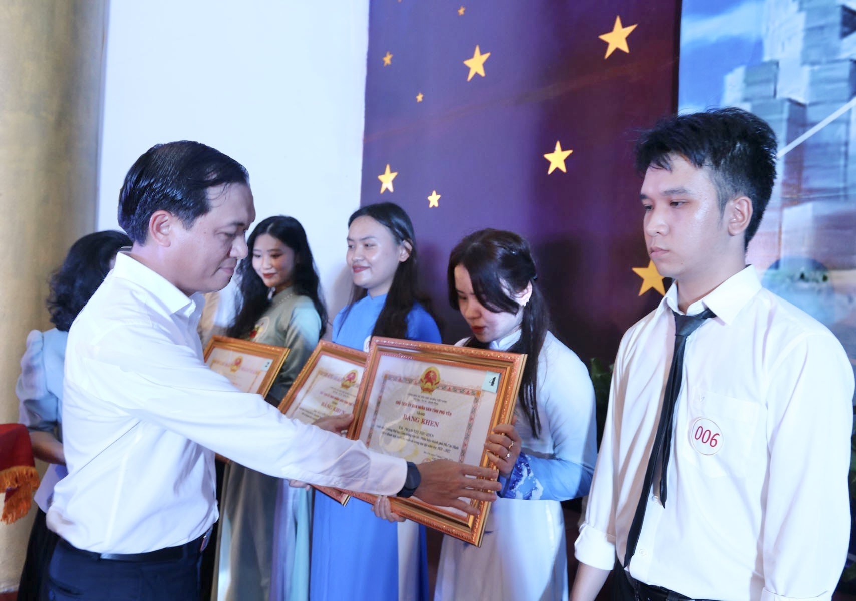 Vinh danh 417 sinh viên Phú Yên xuất sắc năm 2023 - Ảnh 2.