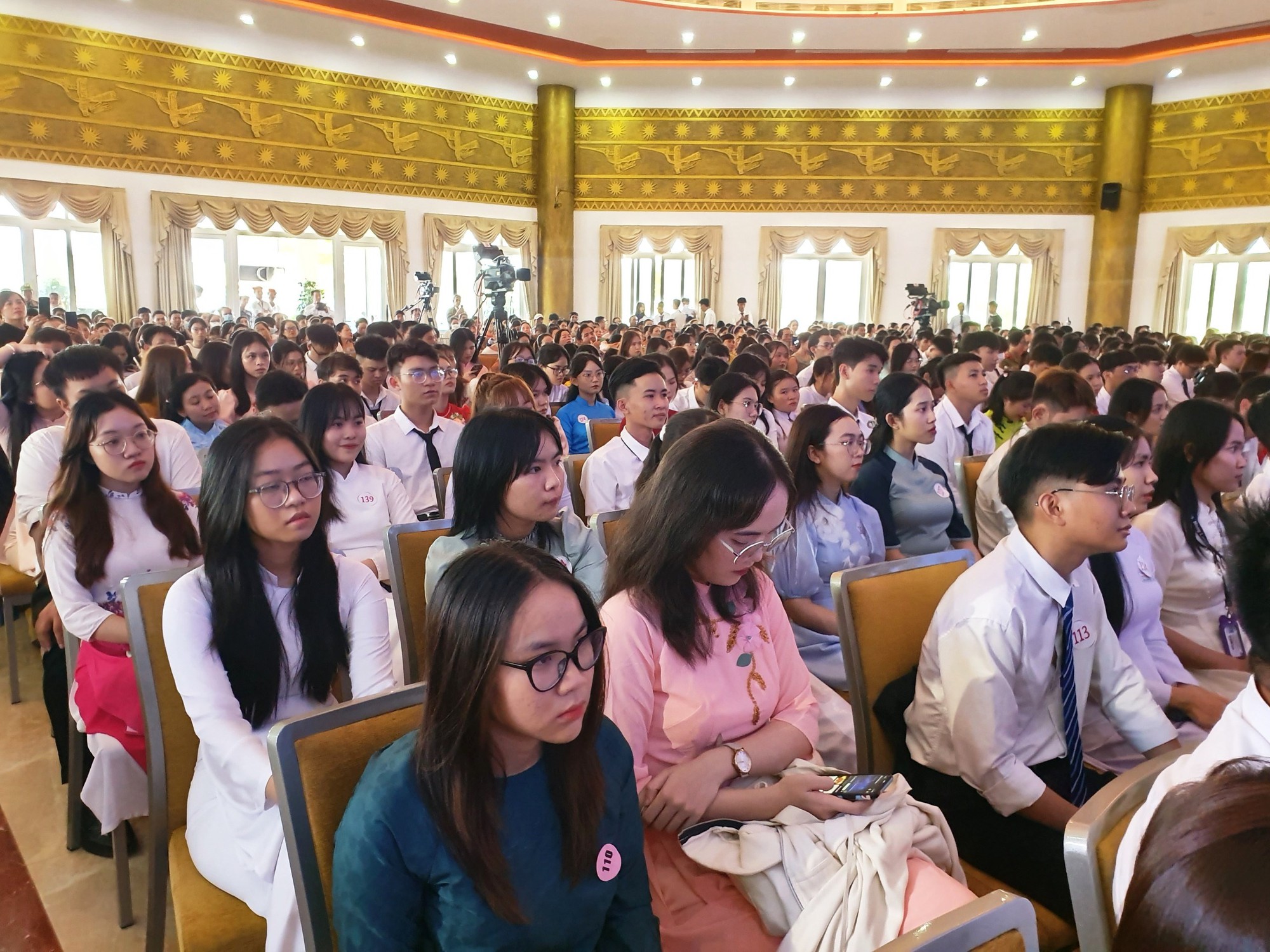 Vinh danh 417 sinh viên Phú Yên xuất sắc năm 2023 - Ảnh 6.