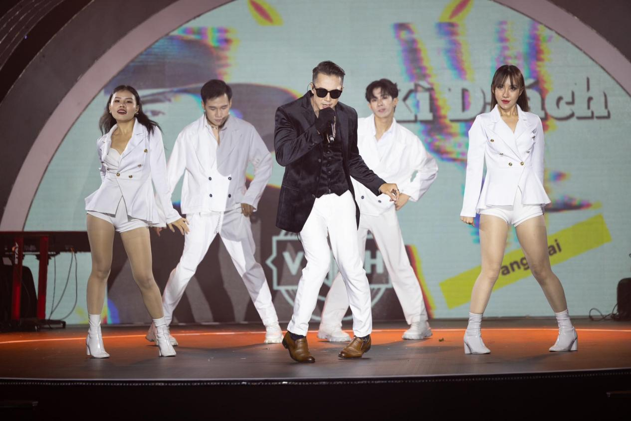 Cântărețul Jonathan Vang Hai atrage publicul cu avantajul său muzical romantic - Fotografia 1. Ca sĩ Jonathan Vang Hải hút khán giả từ lợi thế chất lãng tử trong âm nhạc - Ảnh 1.