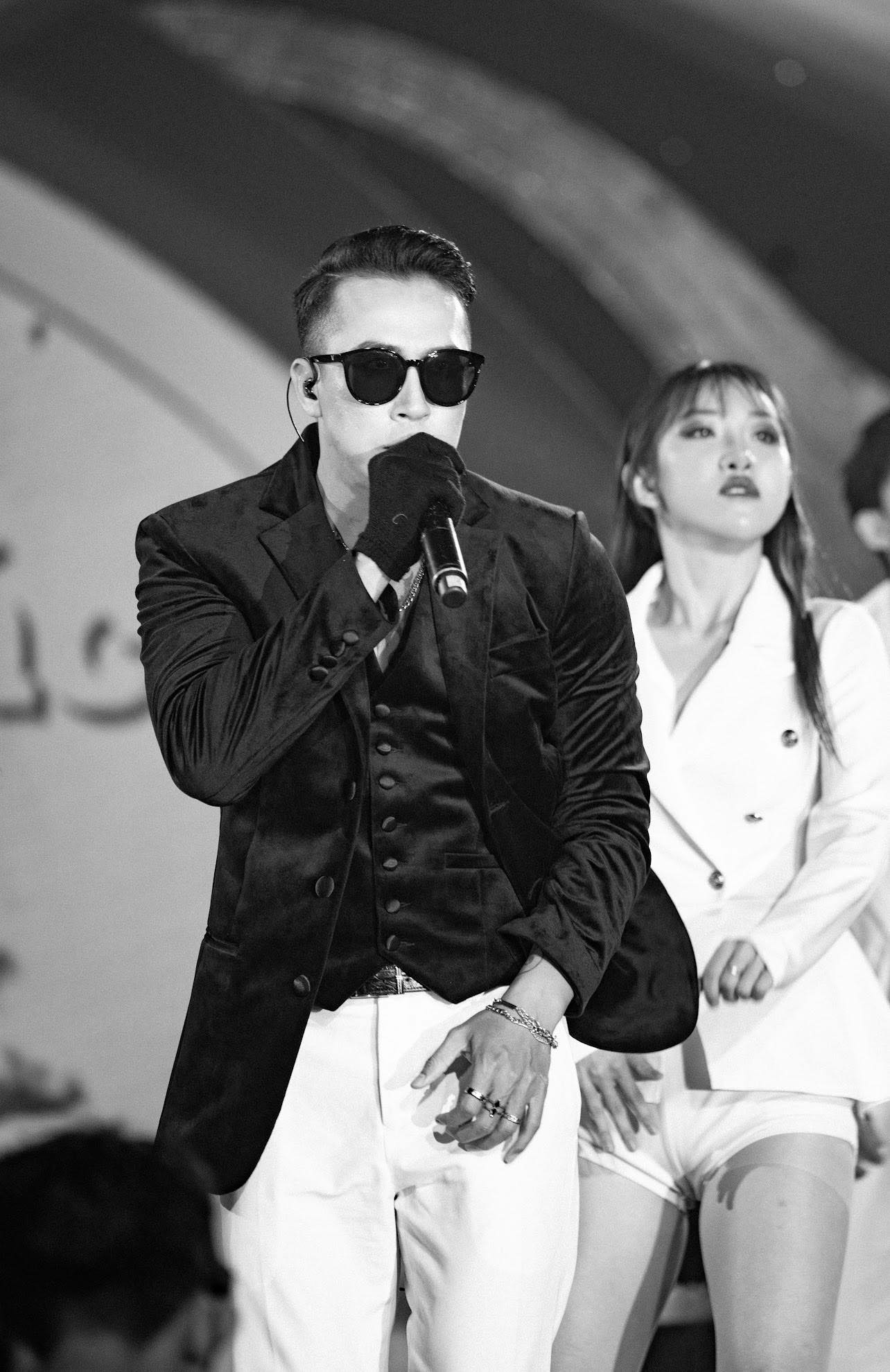 Cântărețul Jonathan Vang Hai atrage publicul cu avantajul său muzical romantic - Fotografia 4. Ca sĩ Jonathan Vang Hải hút khán giả từ lợi thế chất lãng tử trong âm nhạc - Ảnh 4.