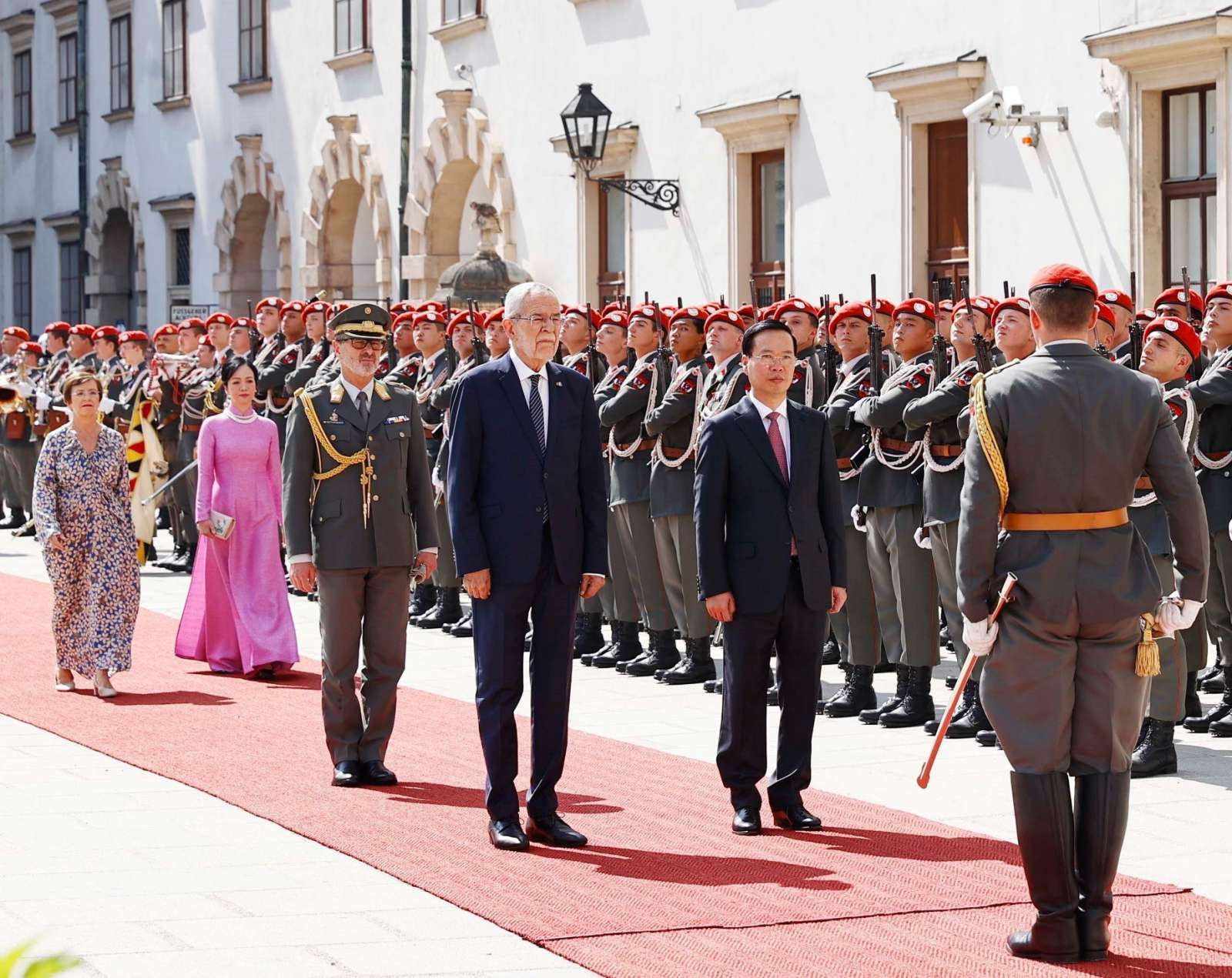 Cận cảnh lễ đón Chủ tịch nước Võ Văn Thưởng thăm Áo tại Cung điện Hofburg - Ảnh 2.