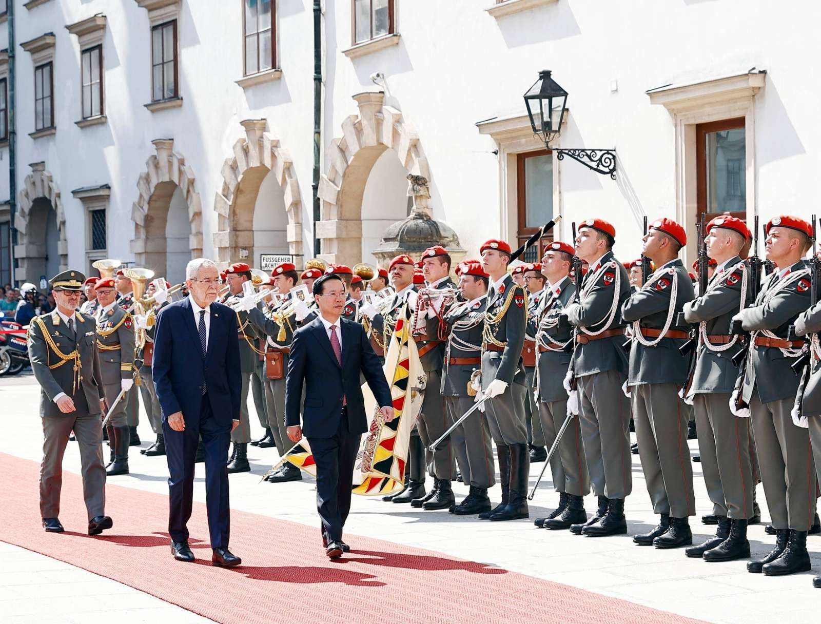 Cận cảnh lễ đón Chủ tịch nước Võ Văn Thưởng thăm Áo tại Cung điện Hofburg - Ảnh 5.