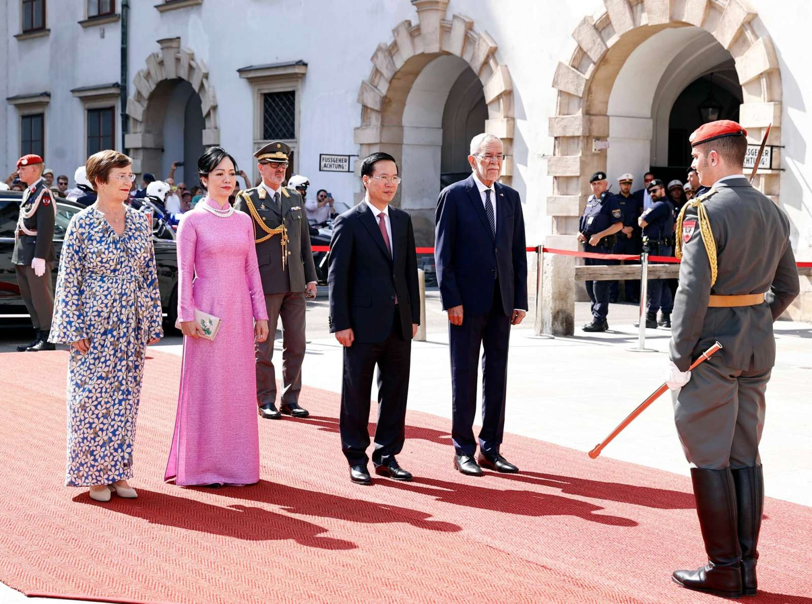 Cận cảnh lễ đón Chủ tịch nước Võ Văn Thưởng thăm Áo tại Cung điện Hofburg - Ảnh 4.