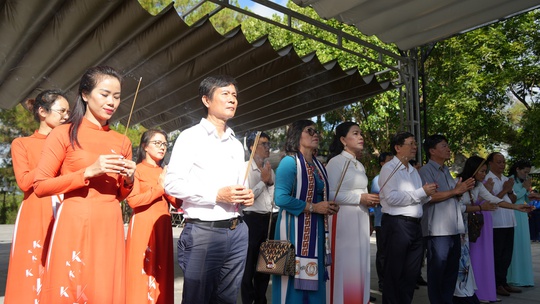 Quỹ Từ thiện Kim Oanh tổ chức lễ cầu siêu tại nghĩa trang Liệt sĩ Trường Sơn, tặng quà gia đình chính sách tại Quảng Trị - Ảnh 1.