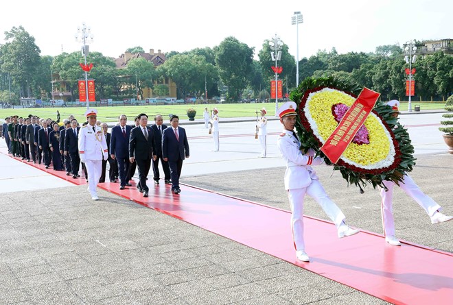 Lãnh đạo Đảng, Nhà nước tưởng niệm các Anh hùng liệt sĩ, vào Lăng viếng Chủ tịch Hồ Chí Minh - Ảnh 2.