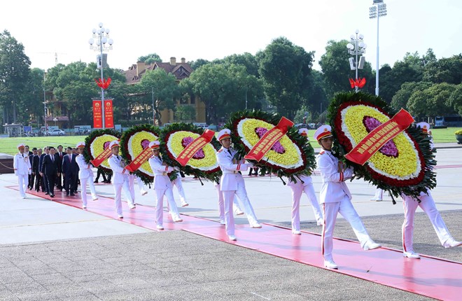 Lãnh đạo Đảng, Nhà nước tưởng niệm các Anh hùng liệt sĩ, vào Lăng viếng Chủ tịch Hồ Chí Minh - Ảnh 1.