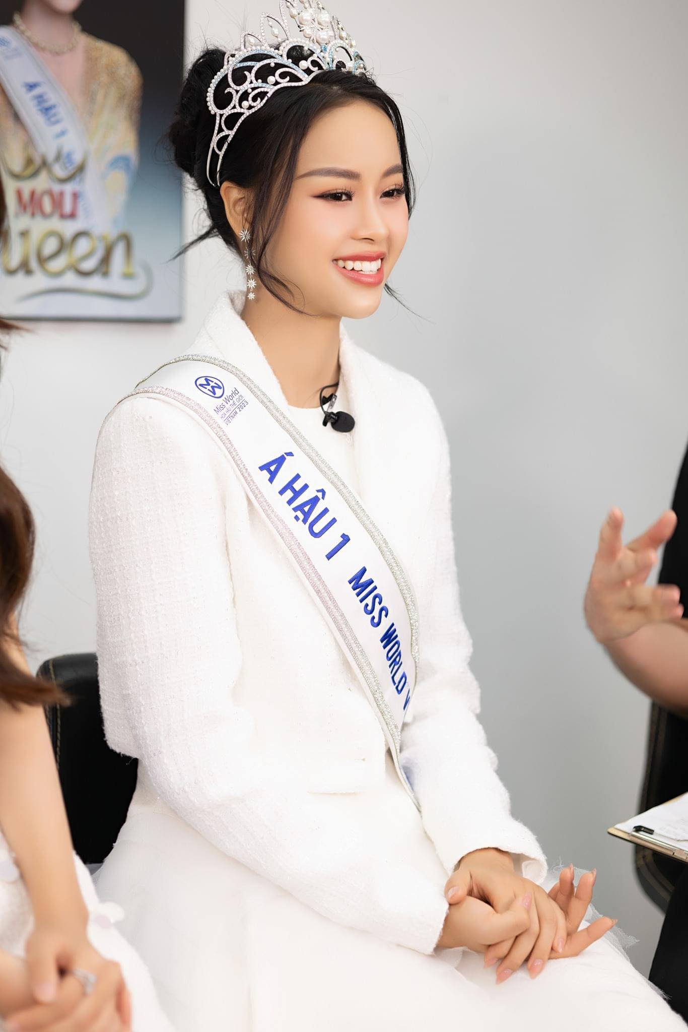 รองชนะเลิศ เดา ทิ เฮียน บริจาคเงินรางวัลทั้งหมดของเธอให้กับการกุศล - ภาพที่ 2 Á hậu Đào Thị Hiền dành toàn bộ tiền thưởng làm từ thiện - Ảnh 2.
