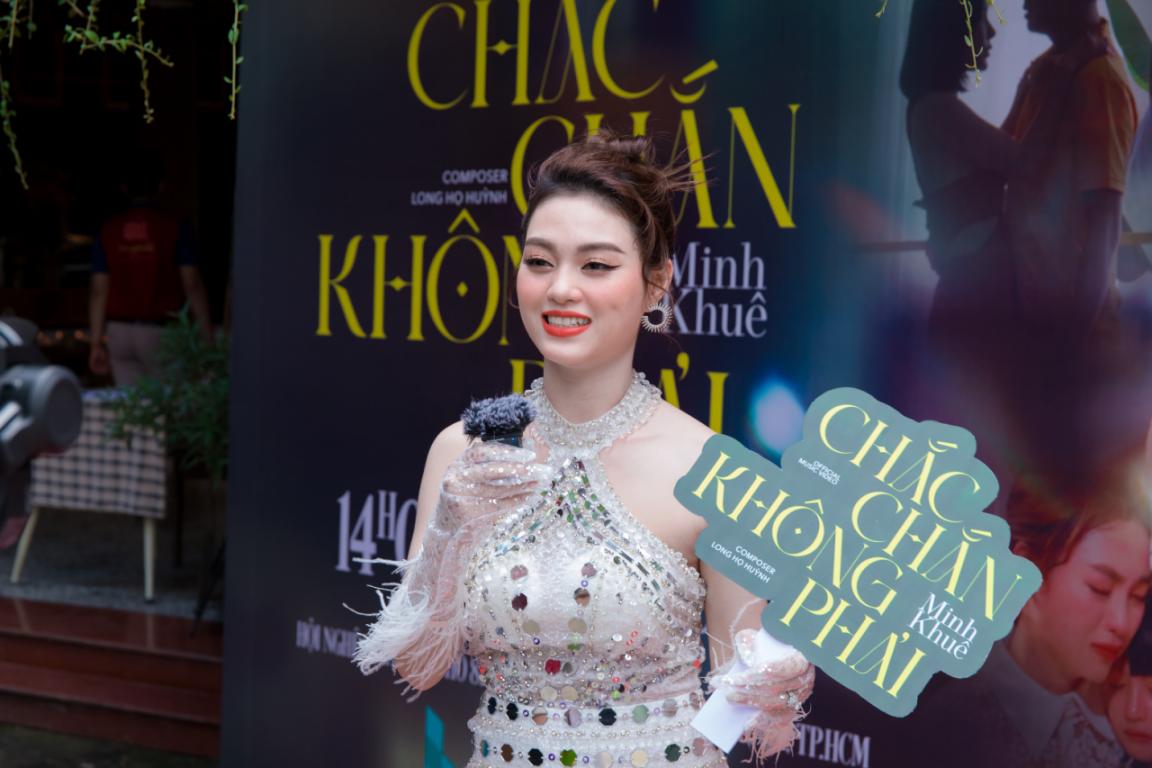 O cantor Minh Khue lançou o MV  Ca sĩ Minh Khuê ra mắt MV Chắc chắn không phải - Ảnh 1.