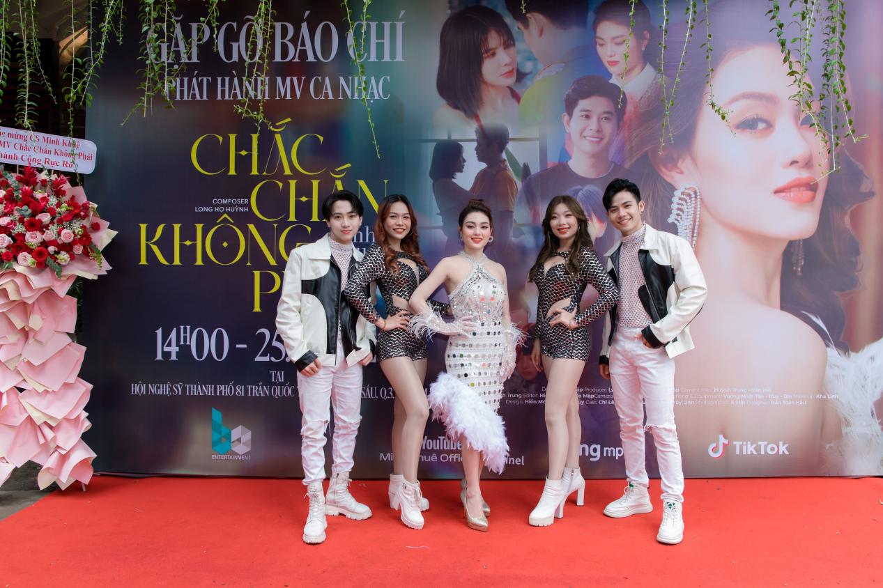 O cantor Minh Khue lançou o MV  Ca sĩ Minh Khuê ra mắt MV Chắc chắn không phải - Ảnh 4.