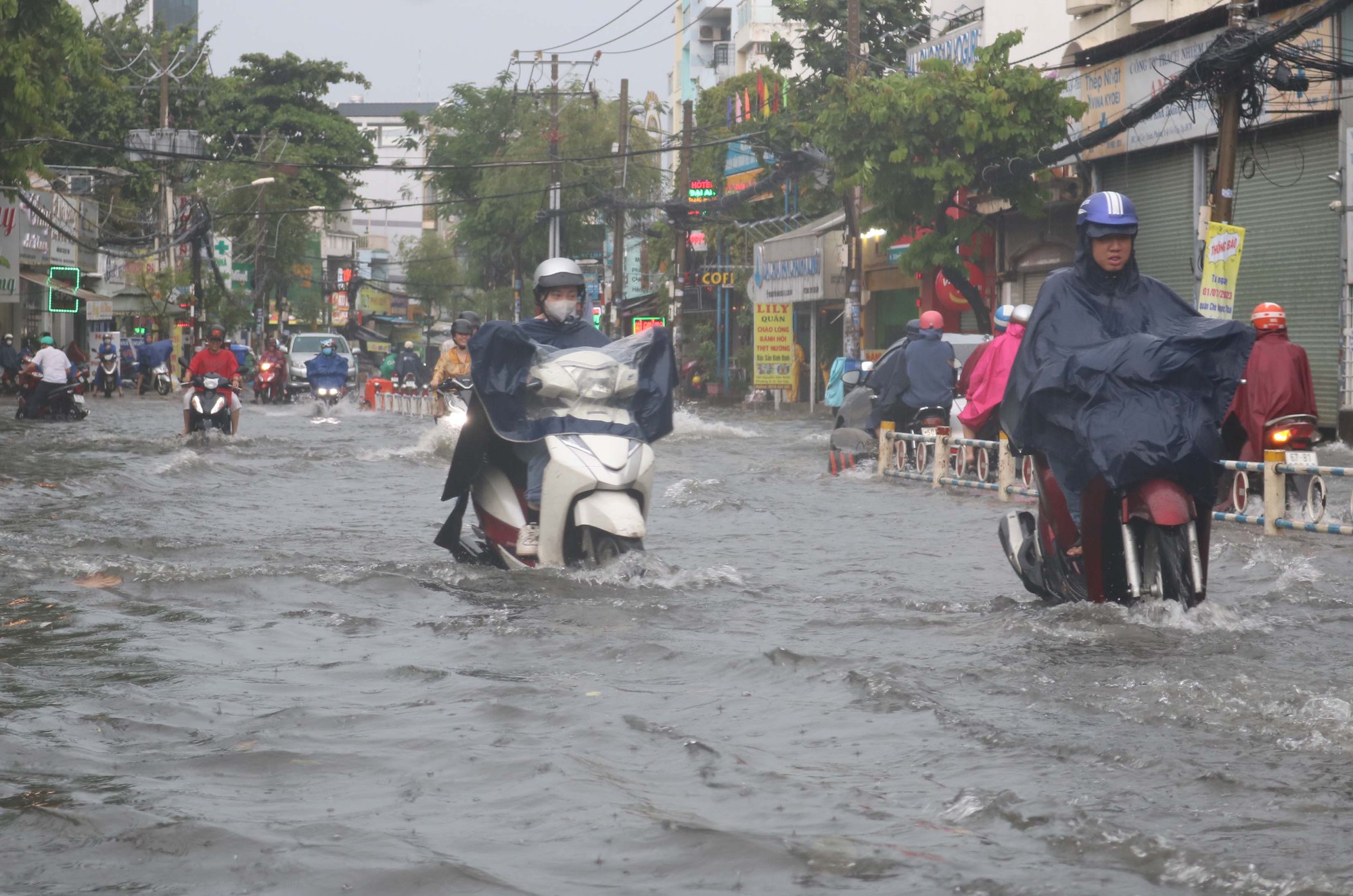 Vì sao TP HCM ngập sâu khi mưa lớn? - Ảnh 1. Vì sao TP HCM ngập sâu khi mưa lớn? - Ảnh 1.