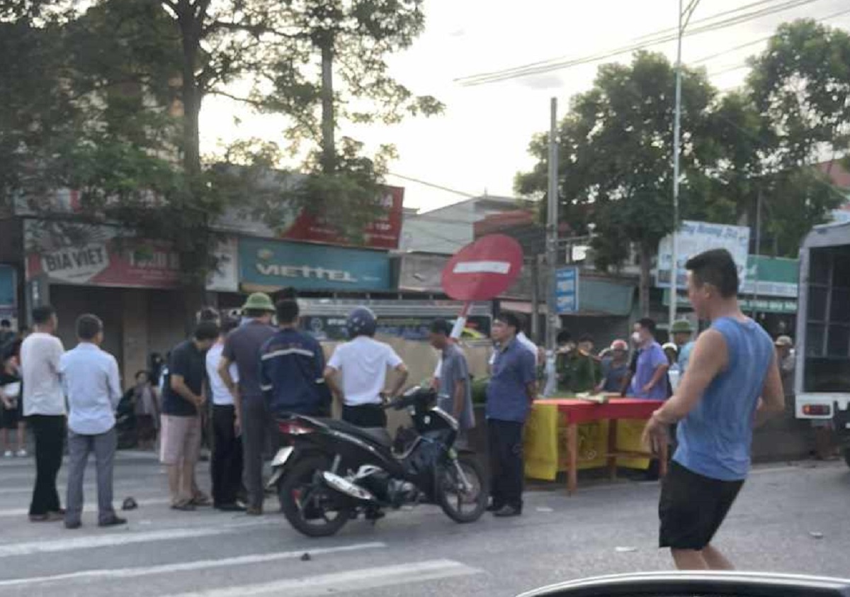 Va chạm với ôtô, 2 người đi xe máy tử vong tại chỗ - Ảnh 1. Va chạm với ôtô, 2 người đi xe máy tử vong tại chỗ - Ảnh 1.