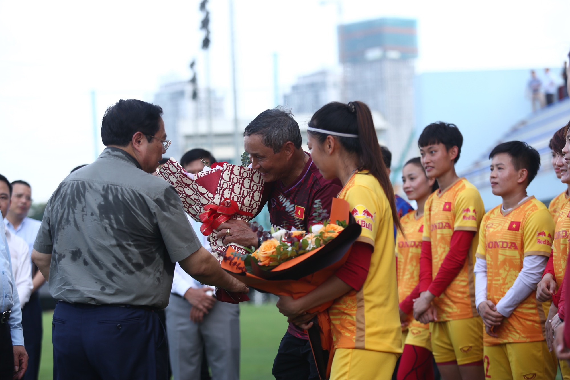 Thủ tướng thăm, động viên đội tuyển nữ trước khi lên đường dự World Cup - Ảnh 2.