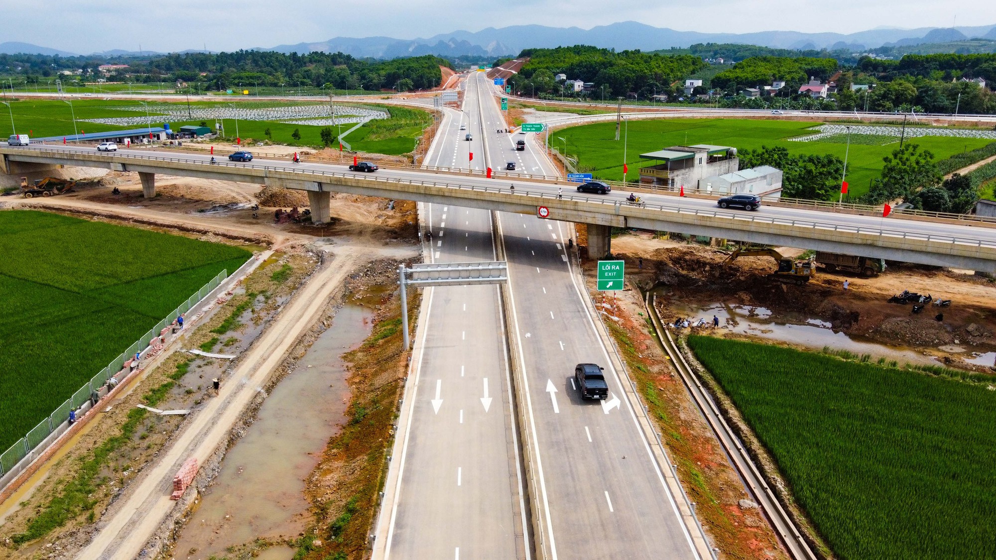 Phấn đấu cả nước có khoảng 5.000 km đường bộ cao tốc vào năm 2030 - Ảnh 1.