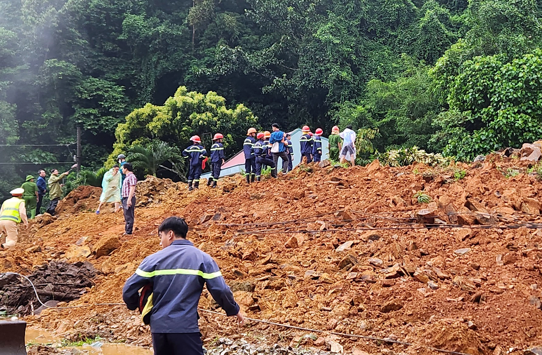 Hiện trường vụ vùi lấp 3 CSGT và 1 người dân trên đèo Bảo Lộc - Ảnh 6.