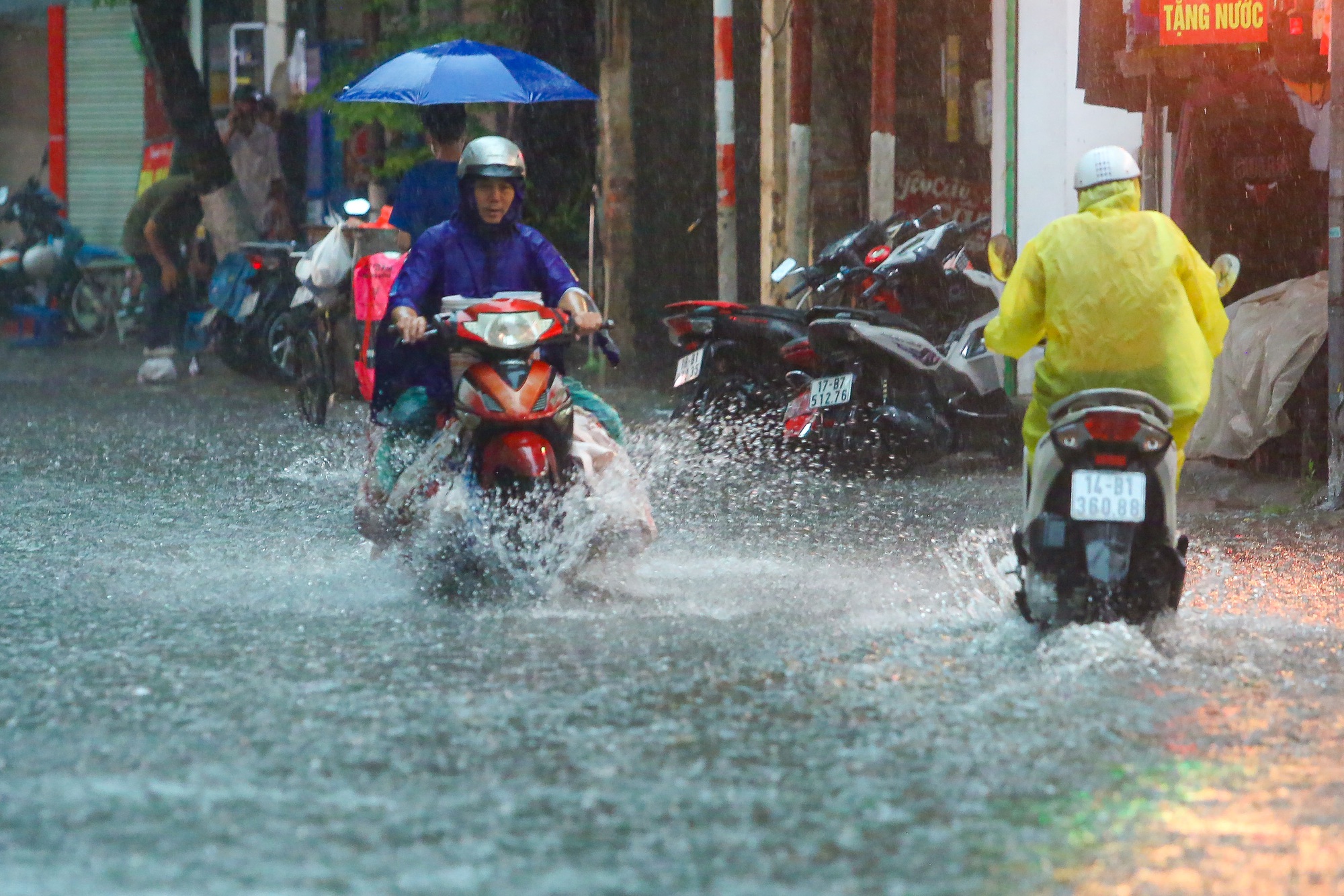 Mưa lớn làm nhiều tuyến phố Hà Nội ngập sâu, hàng loạt phương tiện chết máy - Ảnh 4.