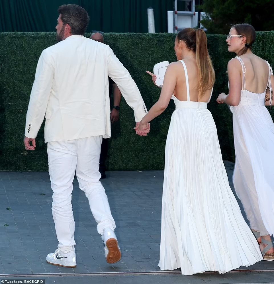 Jennifer Lopez và Ben Affleck nóng bỏng dự tiệc  - Ảnh 4.