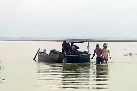 2 kiểm lâm viên bị 11 người hành hung trên hồ Trị An - Ảnh 1.