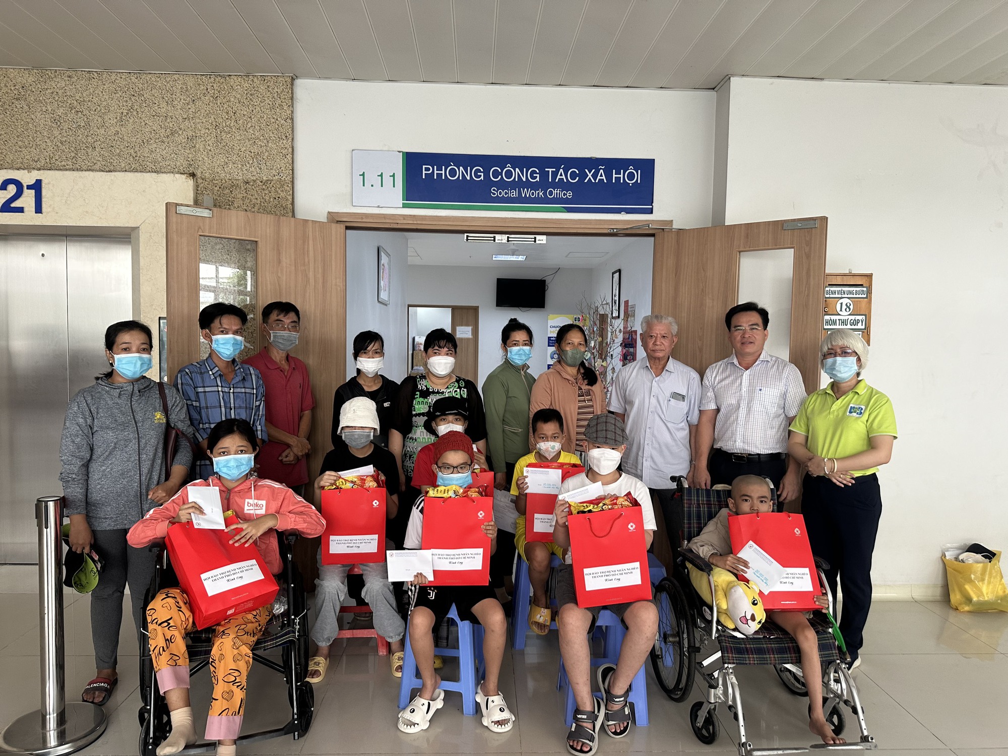 O programa  Chương trình “ Hỗ trợ bệnh nhi ung thư” tiếp tục giúp 10 em điều trị bệnh - Ảnh 2.