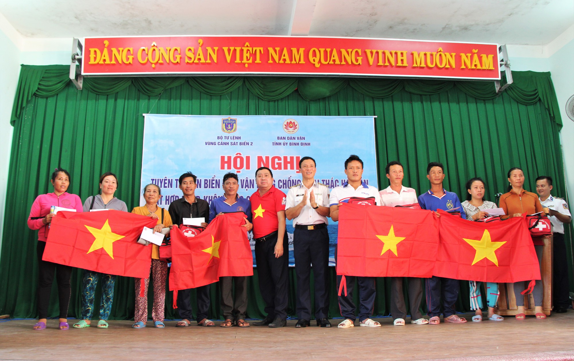 Nhiều hoạt động ý nghĩa đến với ngư dân đảo Cù Lao Xanh, Bình Định - Ảnh 13.