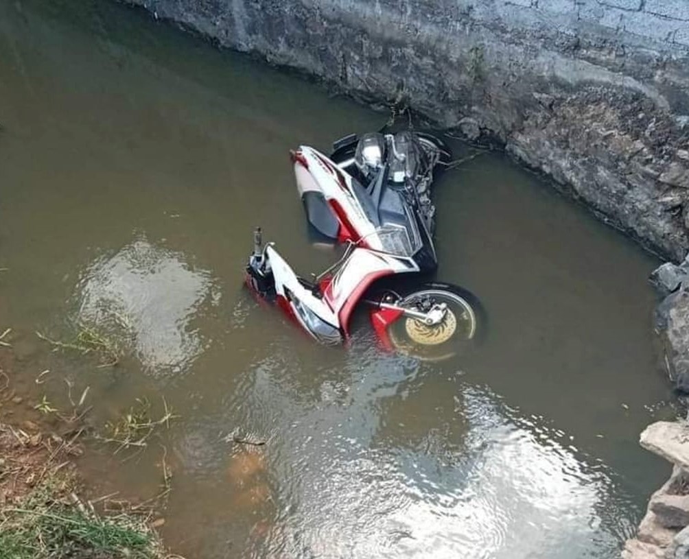 Xe máy lao xuống mương nước, 2 thanh niên thương vong - Ảnh 1.