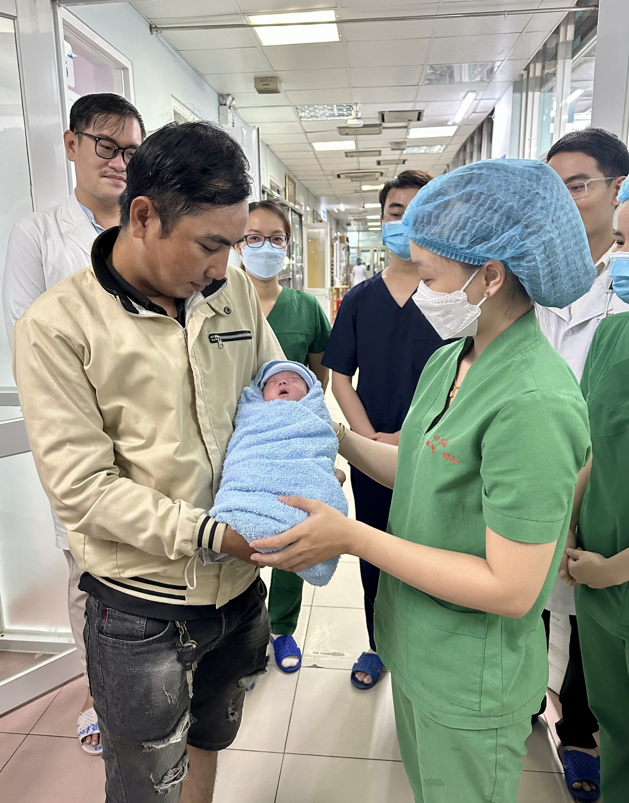 Hai tháng nỗ lực cứu bé gái sinh ra không may mắn - Ảnh 4. Hai tháng nỗ lực cứu bé gái sinh ra không may mắn - Ảnh 4.