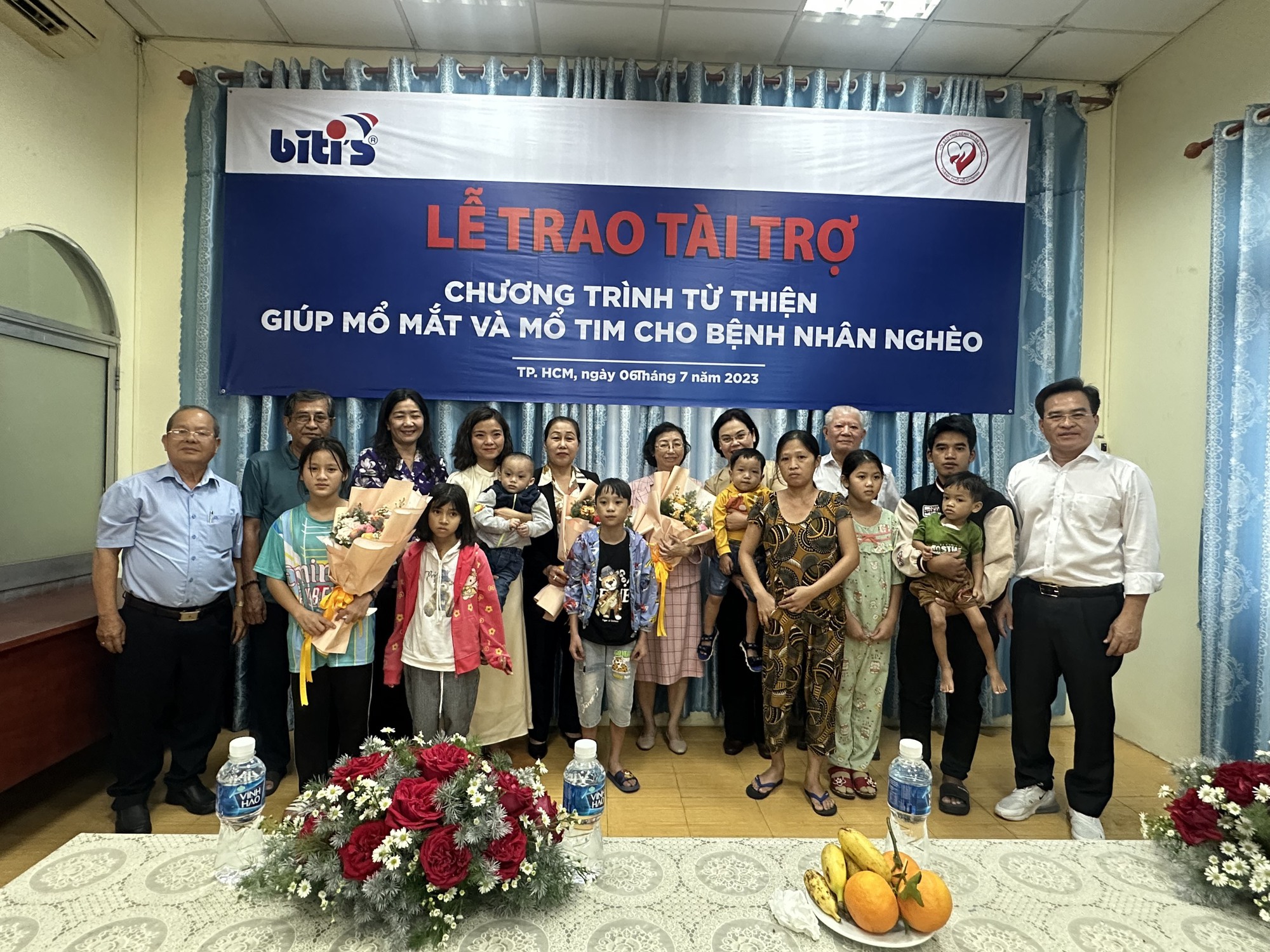 Η εταιρεία Biti χορηγεί 1 δισεκατομμύριο VND για άπορους ασθενείς που μπορούν να υποβληθούν σε χειρουργικές επεμβάσεις καρδιάς και ματιών - Φωτογραφία 1. Công ty Biti’s tài trợ 1 tỉ đồng cho bệnh nhân nghèo mổ tim, mổ mắt - Ảnh 1.