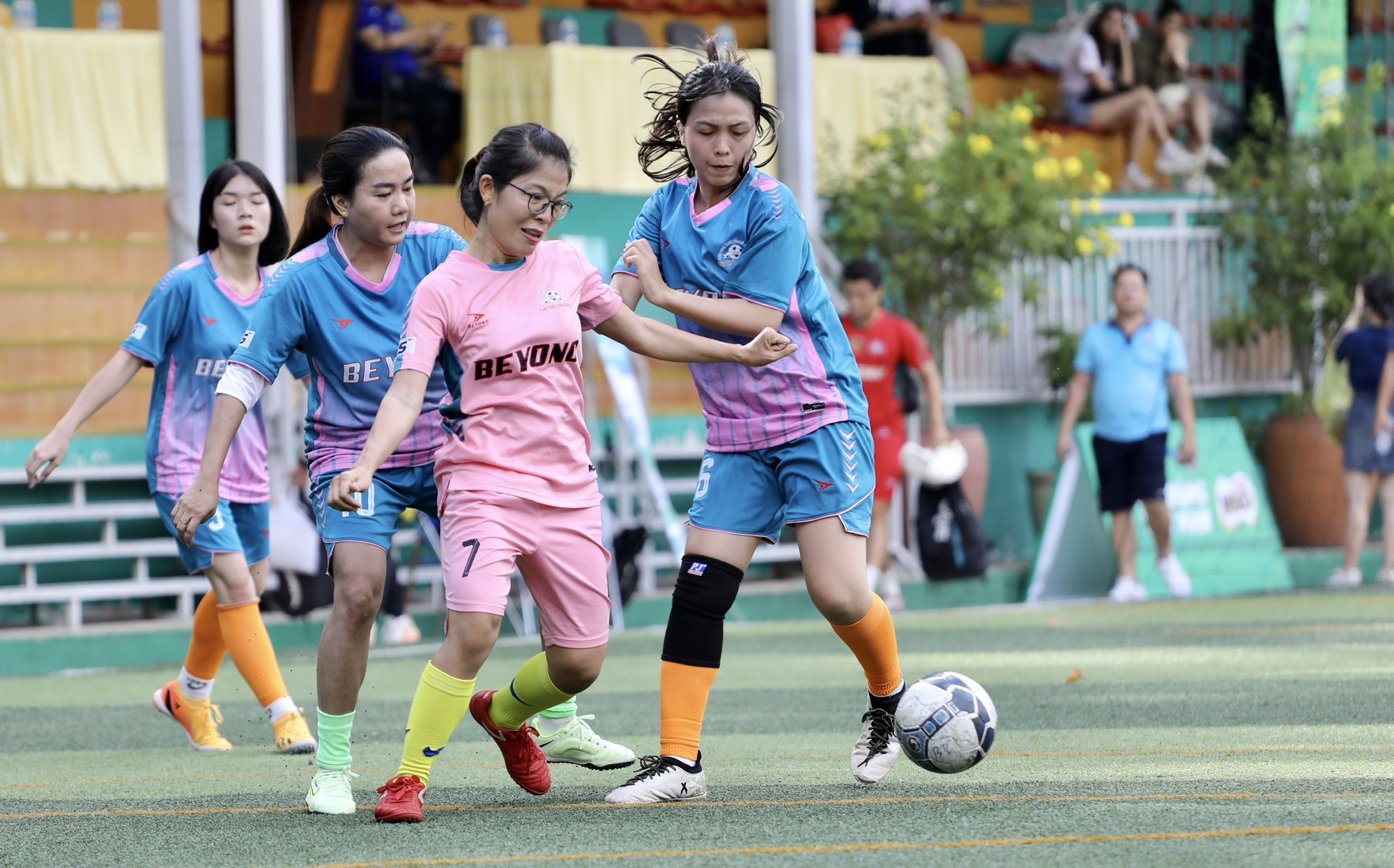 Đội bóng đá nữ Báo Người Lao Động bảo vệ thành công ngôi vô địch - Ảnh 5.