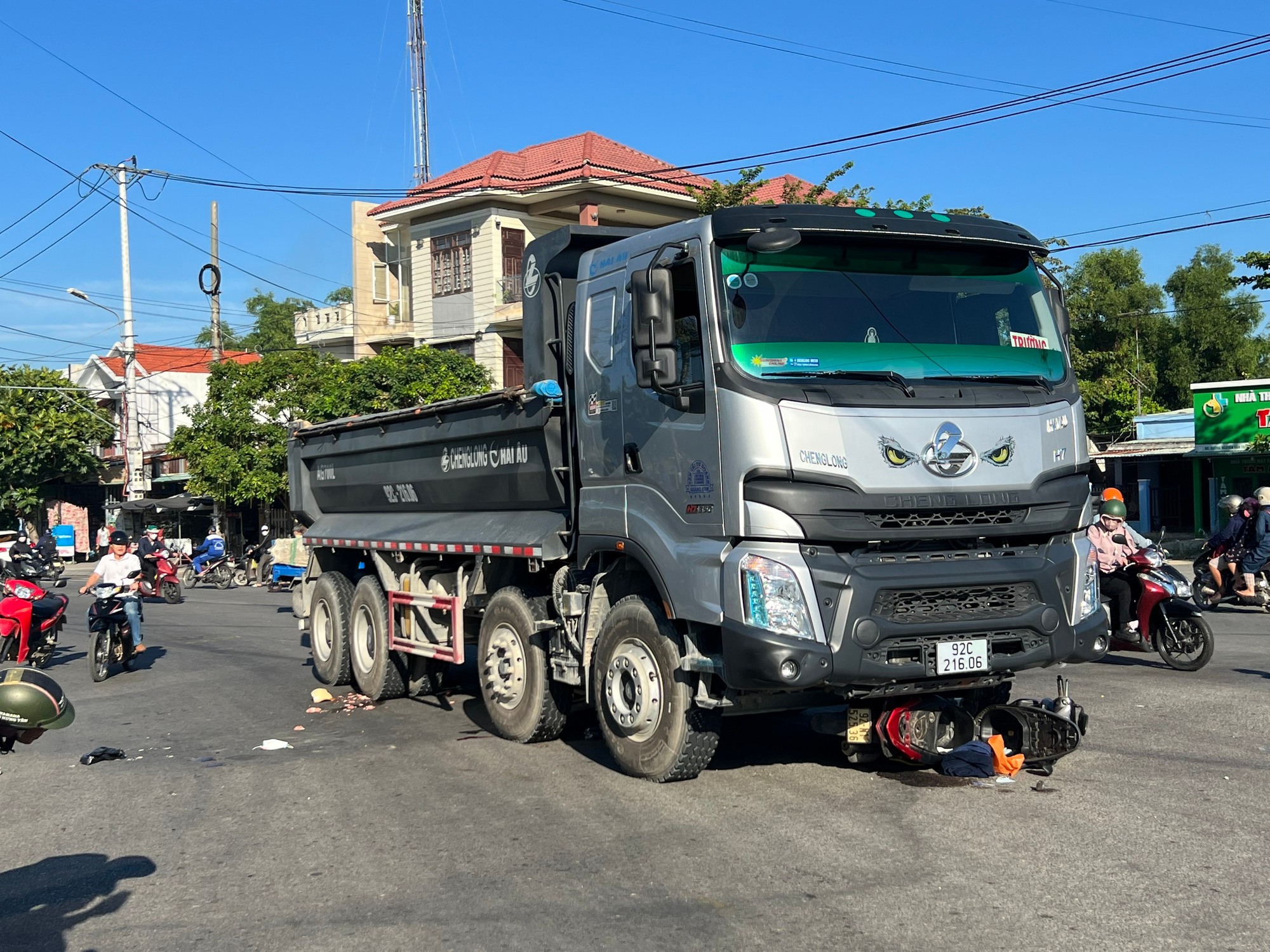 Nữ công nhân gặp nạn trên đường đến công ty, để lại 2 con nhỏ - Ảnh 1.