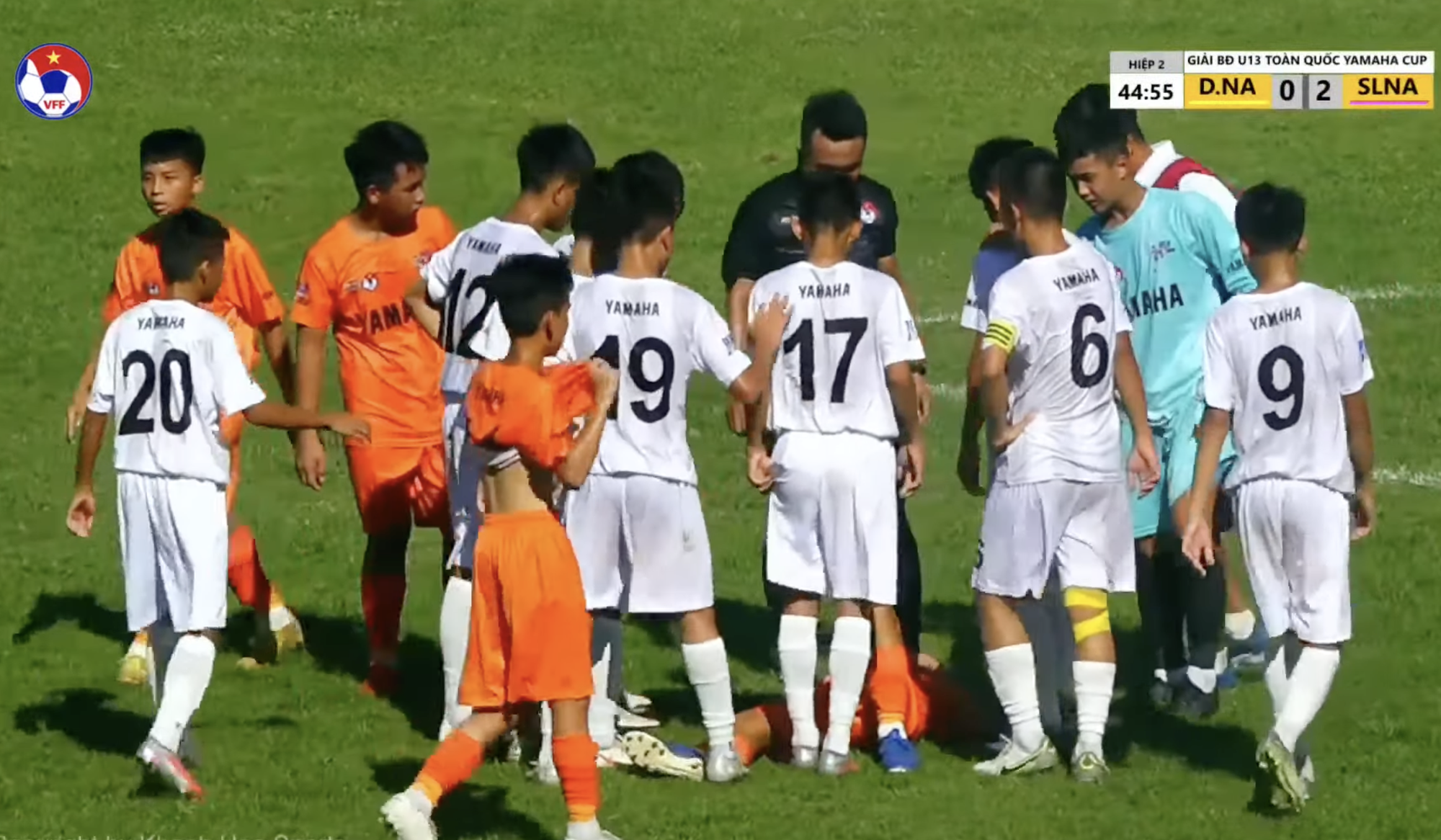 Các cầu thủ nhí U13 SLNA có hành động đẹp cho đối thủ tại giải U13 toàn quốc - Ảnh 3.