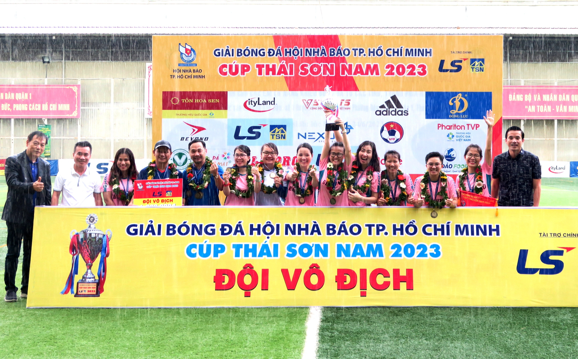 Đội bóng đá nữ Báo Người Lao Động bảo vệ thành công ngôi vô địch - Ảnh 7.