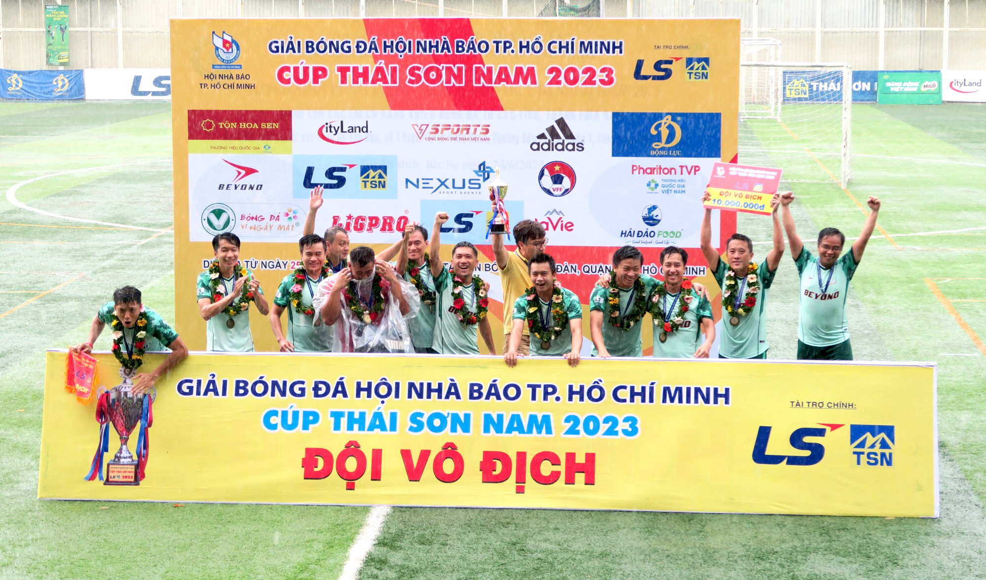 Đội bóng đá nữ Báo Người Lao Động bảo vệ thành công ngôi vô địch - Ảnh 2.