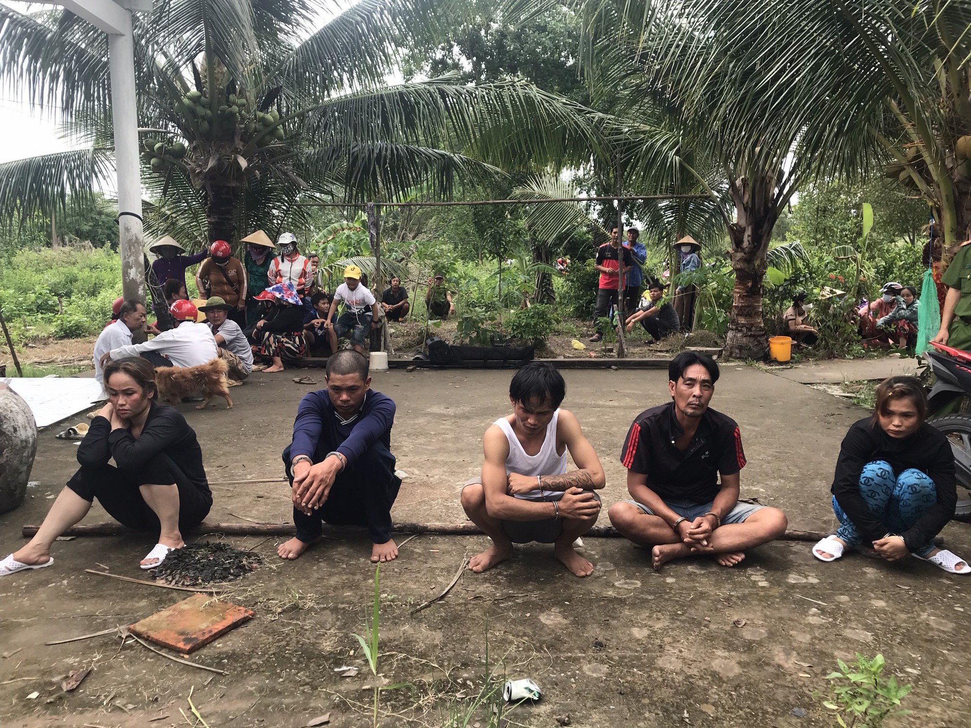 5 người trong gia đình bịt mặt cướp tài sản của đôi vợ chồng già - Ảnh 1. 5 người trong gia đình bịt mặt cướp tài sản của đôi vợ chồng già - Ảnh 1.