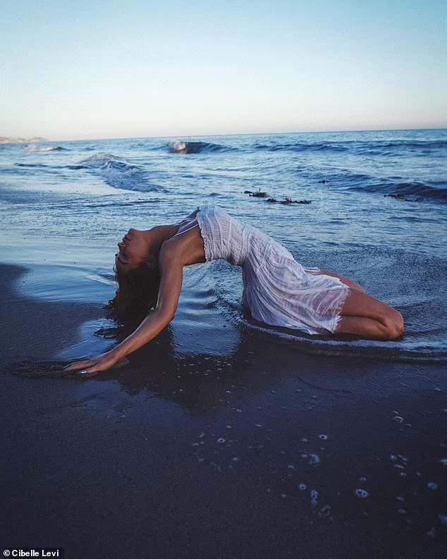 Minh tinh Megan Fox quằn quại, ướt át trên bãi cát - Ảnh 1.