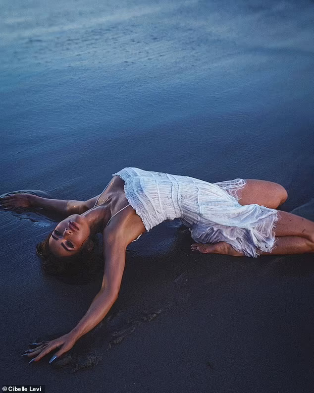 Minh tinh Megan Fox quằn quại, ướt át trên bãi cát - Ảnh 2.