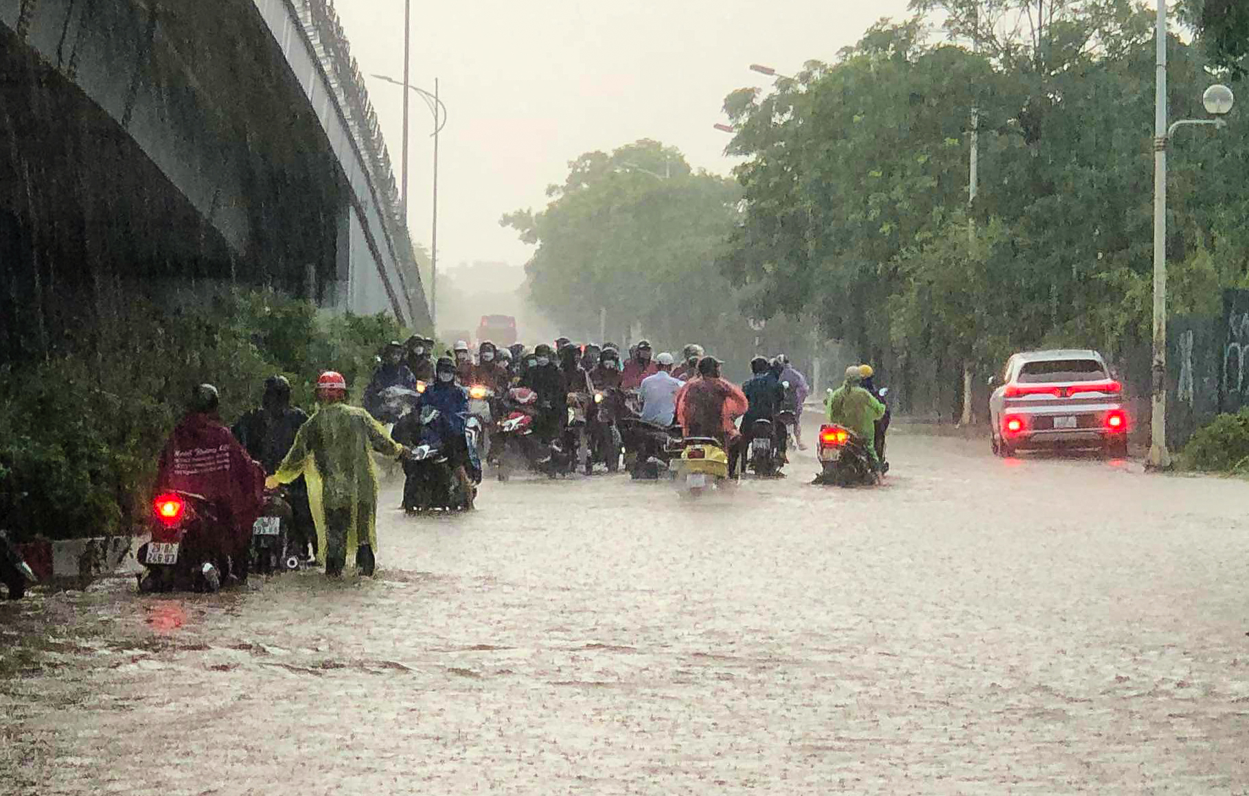 Đường phố thành sông, giao thông tê liệt trong trận mưa lớn - Ảnh 4.